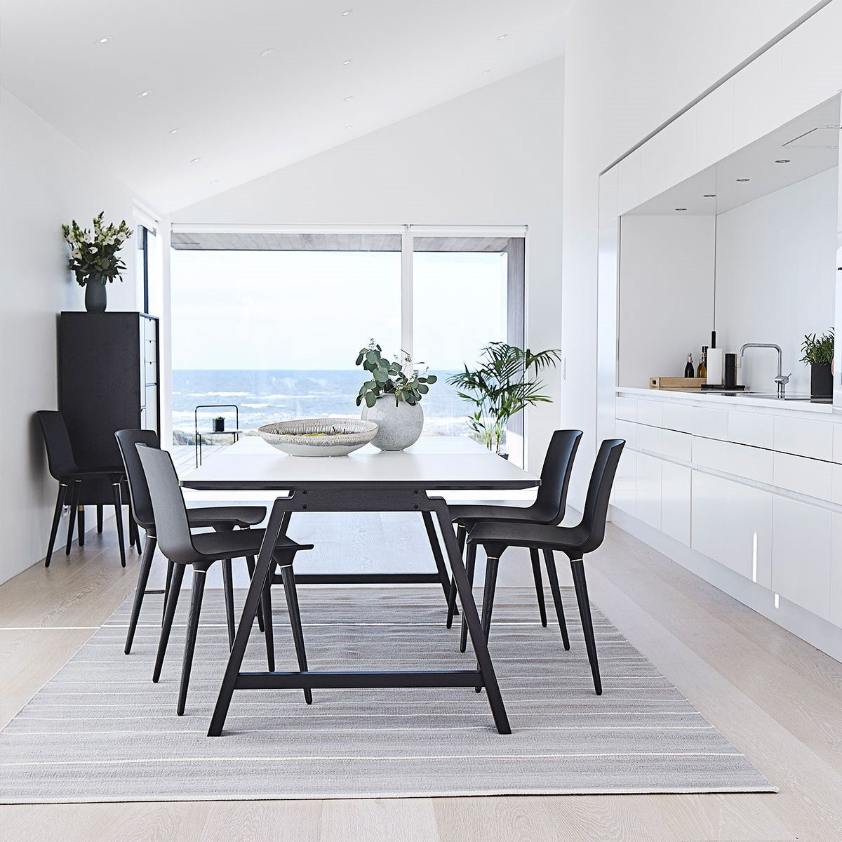 Andersen Furniture T1 Ausziehbarer Tisch, weißes Laminat, schwarzes Gestell, 180cm