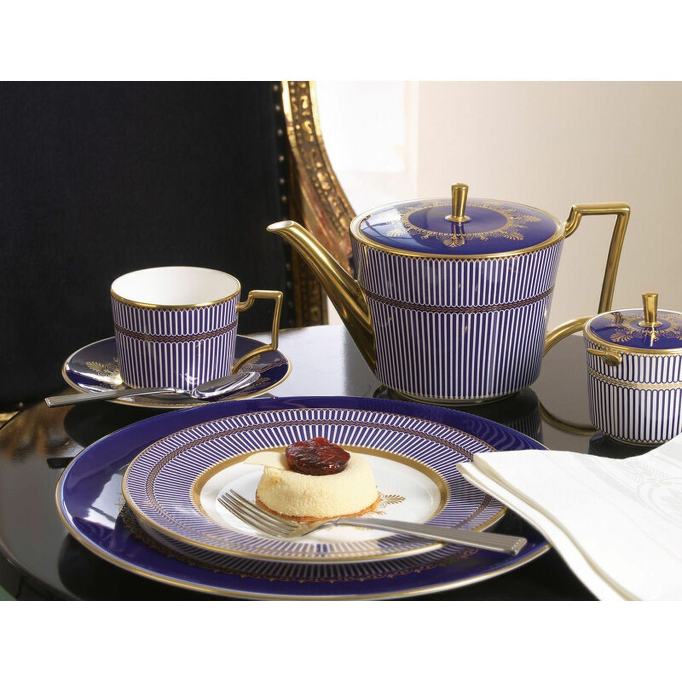 Wedgwood Anthemion Blue Teapot, 1 L